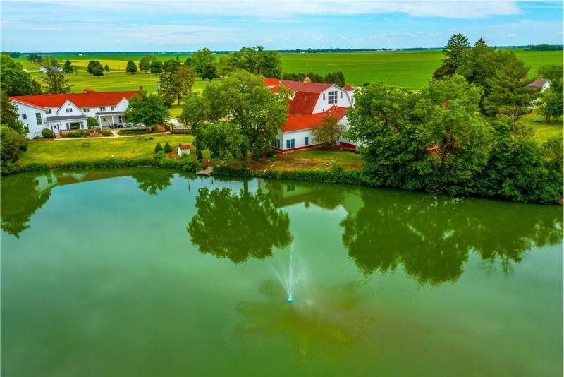 33 Sprawling Acres