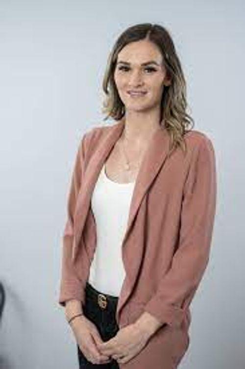 Zoe Holmes